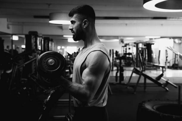 musculação de treino homem exercício fitness com pesos de mão bw - human muscle body building exercising black and white - fotografias e filmes do acervo