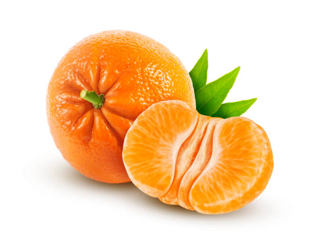 tangerina ou frutas de laranja mandarim com folha verde e segmentos descascados isolados em fundo branco - isolated on white orange juice ripe leaf - fotografias e filmes do acervo