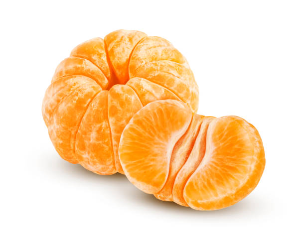 fruit de mandarine pelé avec feuille verte isolé sur fond blanc - isolated on white orange juice ripe leaf photos et images de collection