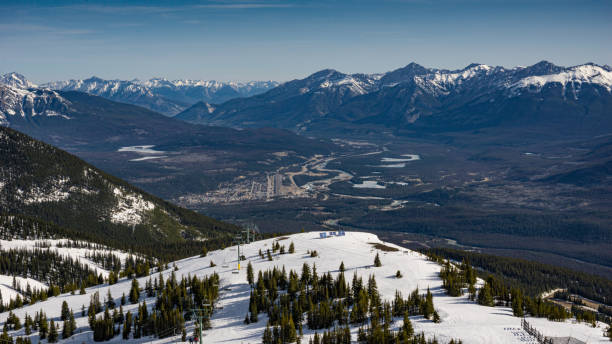 vista de jasper desde la estación de esquí - southern alberta fotografías e imágenes de stock
