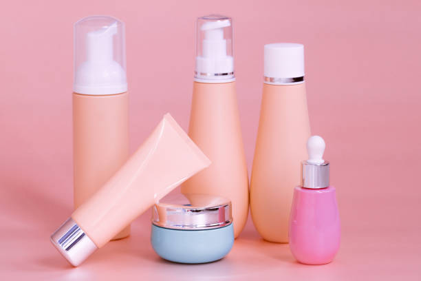blank bottle packaging with natural cosmetic cream, serum, skincare, lotion, tonic. bio organic product on peach color background. spa concept. Cosmetic design template. Plastic bottle label design. envase de botella en blanco con crema cosmética natural, suero, cuidado de la piel, loción, tónico. producto orgánico biológico sobre fondo de color melocotón. concepto de spa. diseño de etiqueta de botella de plástico. plantilla de diseño cosmét