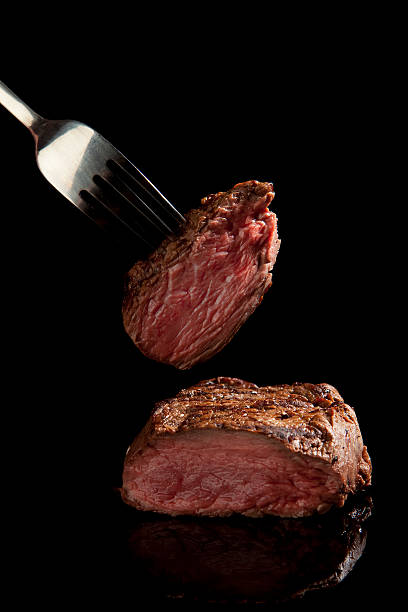 bistec jugoso con bifurcación - steak meat fork beef fotografías e imágenes de stock