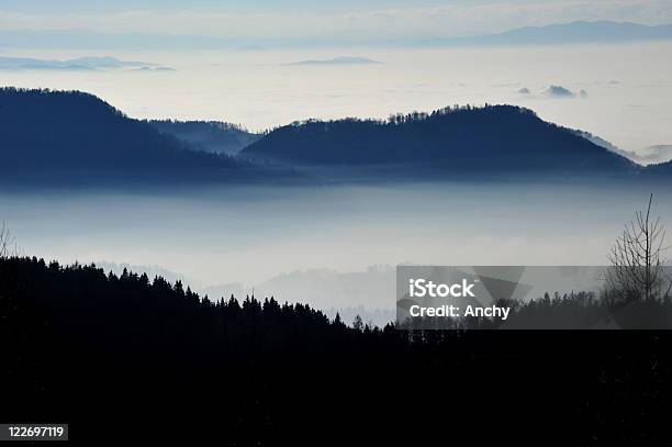 Nebligen Morgen Stockfoto und mehr Bilder von Anhöhe - Anhöhe, Baum, Blau