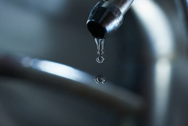 逆浸透フィルターは、滴下水滴との蛇口のクローズアップをフィルターします。 - faucet water drop savings ストックフォトと画像