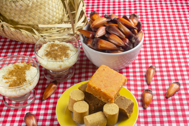 stół z brazylijskim typowym jedzeniem festa junina. - rice pudding zdjęcia i obrazy z banku zdjęć