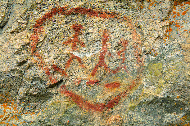 falaises en granit de pictogrammes en colombie-britannique, près de la rivière similkameen. - similkameen river photos et images de collection
