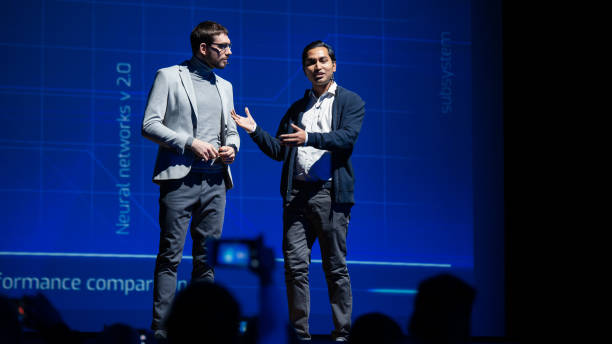 startup ceo presenta al ingeniero jefe de software que presenta un nuevo producto. experto hace charla motivacional. el orador da conferencias sobre tecnología científica, emprendimiento, salud, desarrollo, liderazgo - discurso principal fotografías e imágenes de stock