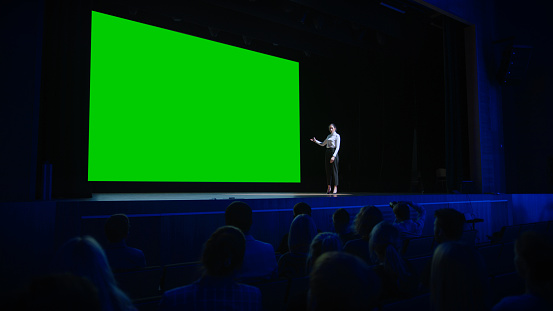 Altavoz inspirador presenta nuevo producto al público, detrás de su cine con pantalla verde, mock-up, Chroma Key. Mujer CEO muestra liderazgo en eventos en vivo de negocios o revelación de dispositivos photo