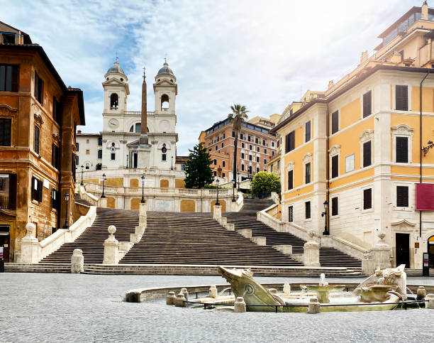 ローマのスペイン階段は、検疫中に異常に人里離れた - piazza di spagna spanish steps church trinita dei monti ストックフォトと画像