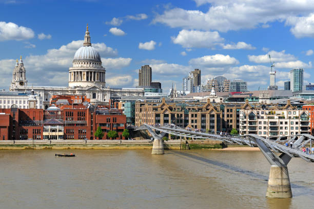 millennium bridge et st paul’s cathedral, river thames, londres, angleterre, royaume-uni - thames river london england blue city photos et images de collection