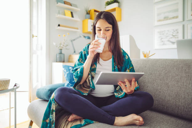 en casa - mujer bebiendo leche fotografías e imágenes de stock