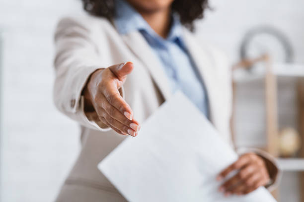 사무실에서 악수를 위해 그녀의 손을 들고 밀레니엄 아프리카 계 미국인 사업가의 자른 보기 - adult businesswoman greeting human hand 뉴스 사진 이미지