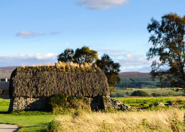 old leanach cottage alla battaglia di culloden memorial in scozia - cottage scotland scottish culture holiday foto e immagini stock