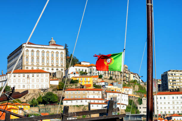 drapeau du portugal sur le fond de la partie centrale de la ville de porto - portugal port wine porto the douro photos et images de collection