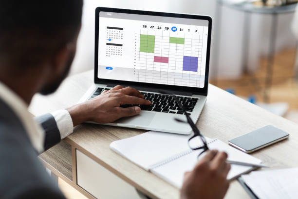 oigenkännlig kontorsanställd organisera sitt arbetsschema med hjälp av online affärskalender, collage - time schedule bildbanksfoton och bilder