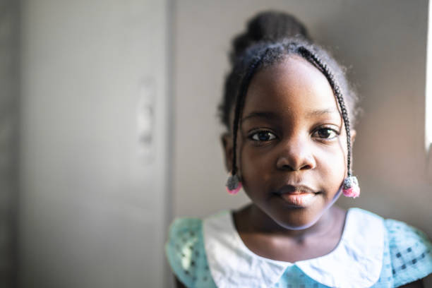 portrait of a child girl at home - crimped imagens e fotografias de stock