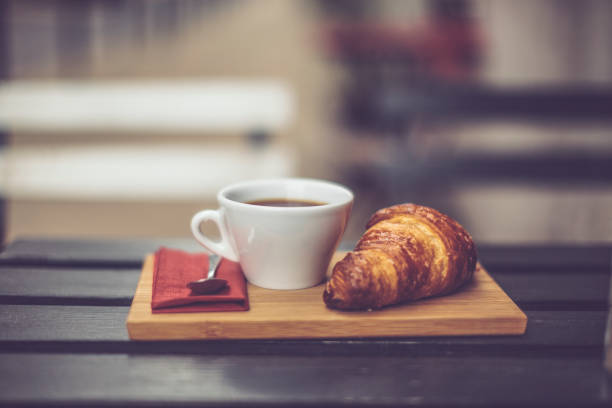petites entreprises - cafe breakfast coffee croissant photos et images de collection