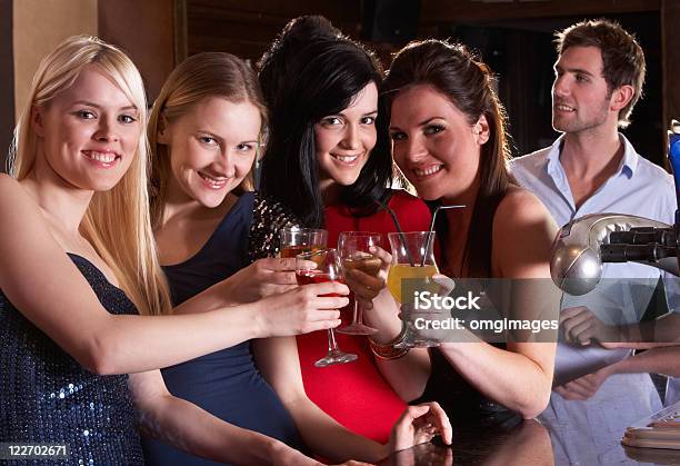 Jovem Mulher Beber Em Bar - Fotografias de stock e mais imagens de 20-29 Anos - 20-29 Anos, Adulto, Alegria
