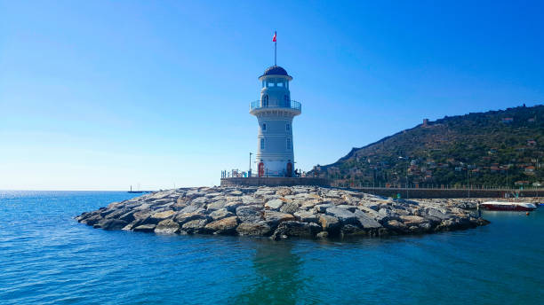 faro en el puerto de alanya. vista al mar del faro en alanya turquía - arrival beacon blue nautical vessel fotografías e imágenes de stock