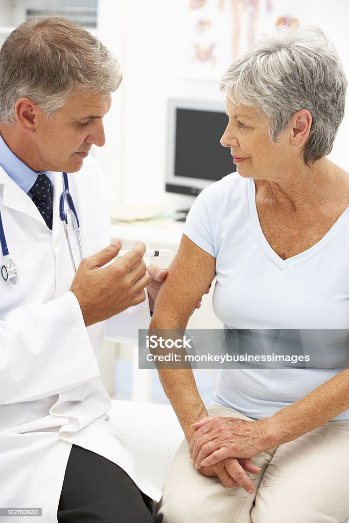 Médico con paciente - Foto de stock de Vacunación libre de derechos