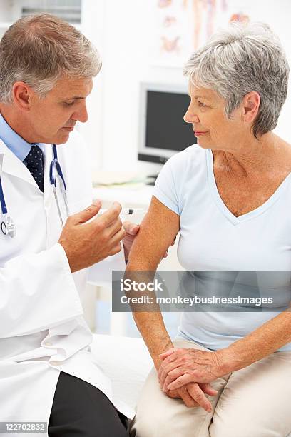 Médico Con Paciente Foto de stock y más banco de imágenes de Vacunación - Vacunación, Tercera edad, Inyectar