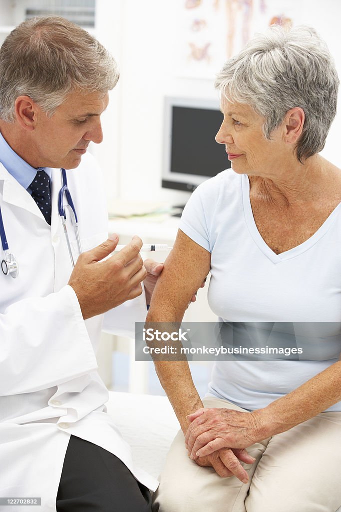 Doutor com paciente do sexo feminino - Foto de stock de Vacina royalty-free