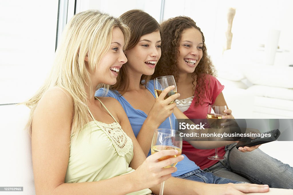 Femmes amis, regarder la télévision ensemble - Photo de 18-19 ans libre de droits