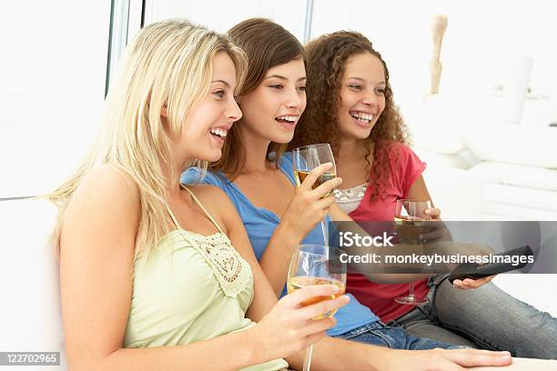 Kobiety Przyjaciółmi Oglądania Telewizji Razem - zdjęcia stockowe i więcej obrazów 18-19 lat - 18-19 lat, 20-29 lat, Alkohol - napój