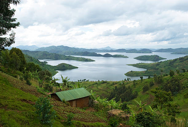 paisaje del lago región de ruanda - 4453 fotografías e imágenes de stock