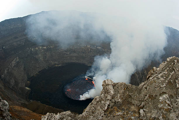 vue sur le centre de la terre - lava lake photos et images de collection