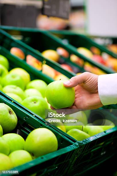Człowiek W Supermarkecie Zakupy Spożywcze - zdjęcia stockowe i więcej obrazów Artykuły spożywcze - Artykuły spożywcze, Biologia - Nauka, Dorosły