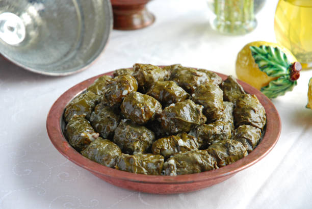 rouleaux de bette à carde chauds cuits dans le style turc - dolmades photos et images de collection