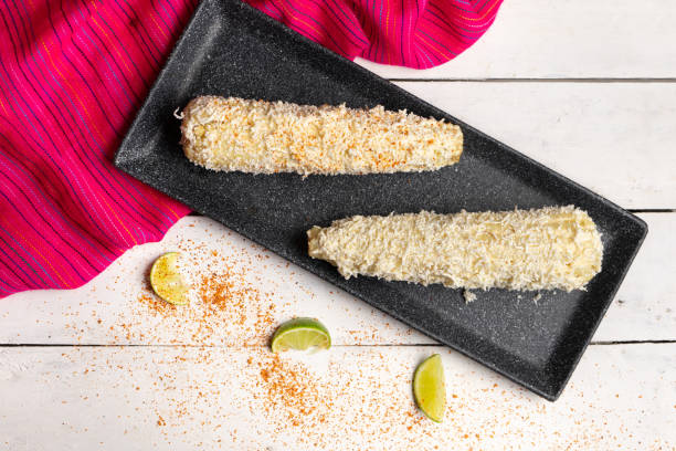 milho cozido mexicano na espiga com maionese e queijo no fundo branco - corn on the cob corn cooked boiled - fotografias e filmes do acervo