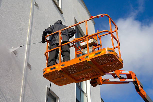 istock woker in platform washing a building 122703559