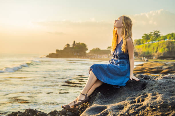 giovane turista donna sullo sfondo di tanah lot - tempio nell'oceano. bali - bali temple landscape seascape foto e immagini stock