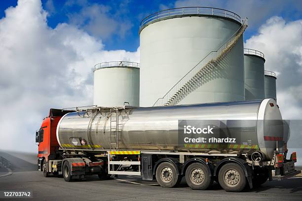 Foto de Caminhão Com Tanque De Combustível e mais fotos de stock de Caminhão - Caminhão, Contêiner de carga, Céu - Fenômeno natural