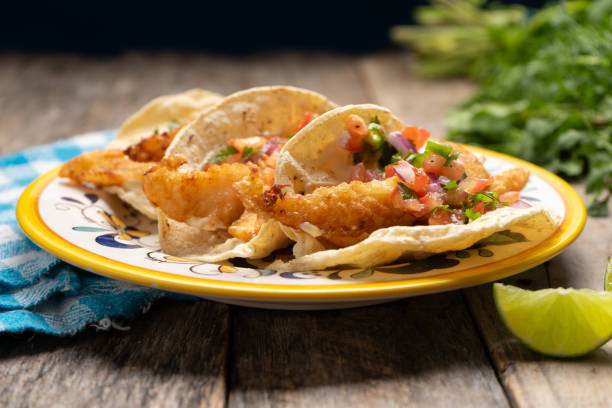 tacos de poisson pané mexicains également appelé ensenada sur fond en bois - fish tacos photos et images de collection