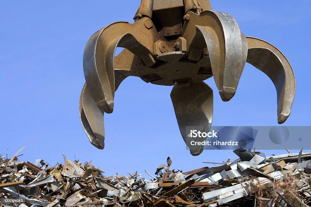 Gru grabber fino al metallo heap - Foto stock royalty-free di Benna meccanica