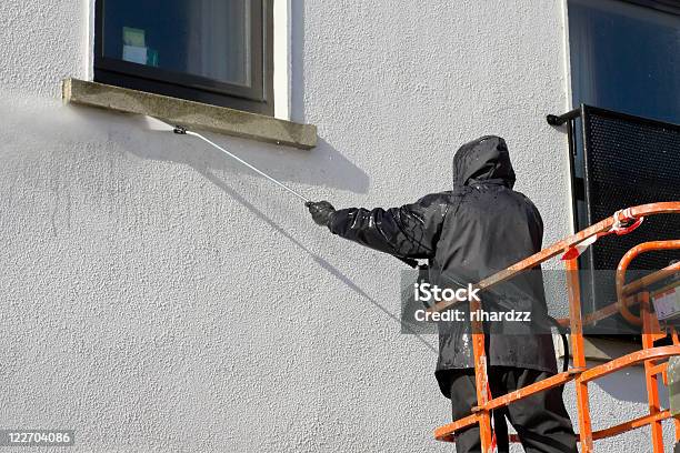 Operaio In Ciliegio Piker Lavare Un Muro - Fotografie stock e altre immagini di Muro - Muro, Spruzzare, Pulire