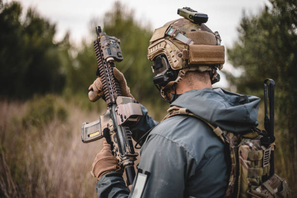 soldado airsoft en el bosque - airsoft fotografías e imágenes de stock