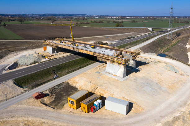 ponte autostradale in costruzione, vista aerea - bridge incomplete construction building activity foto e immagini stock