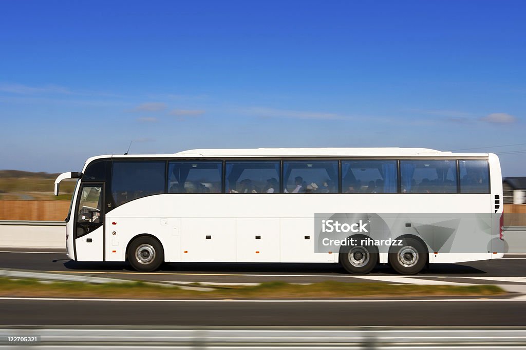 Autobus w ruchu - Zbiór zdjęć royalty-free (Autokar)