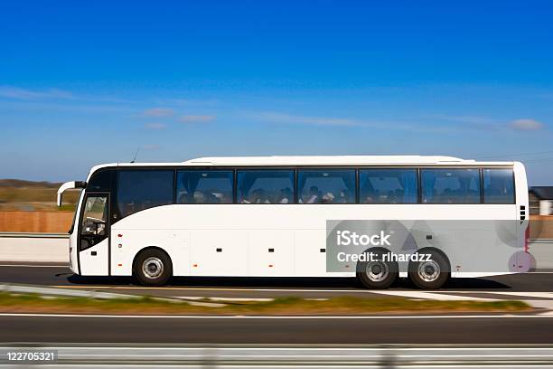 Foto de Ônibus Em Movimento e mais fotos de stock de Autoestrada - Autoestrada, Ônibus intermunicipal, Azul