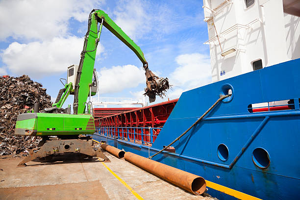 navio de carga de aço, guindaste com - old crane blue sky imagens e fotografias de stock