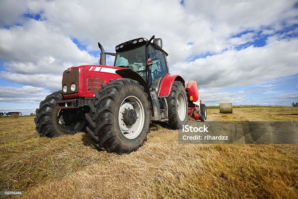 Almiar tractor en el campo de la obtención - Foto de stock de Tractor libre de derechos