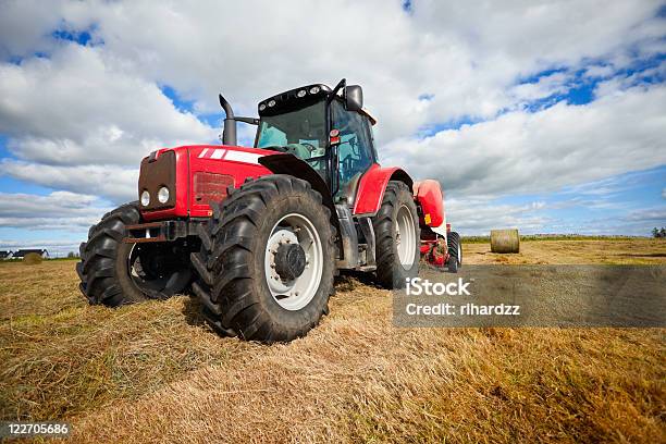 Ciągnik Zbieranie Siana W Polu - zdjęcia stockowe i więcej obrazów Traktor - Traktor, Machinery, Pole