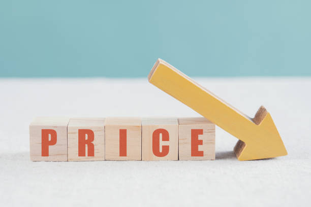 Farmgate milk prices: Are dairies facing price drops in 2023? 5 Bloques de madera con palabra DE PRECIO y flecha amarilla hacia abajo, impactos de la interrupción de Covid-19, concepto de negocio de crisis financiera de la economía global - foto de stock