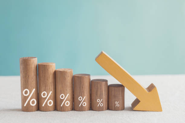 wooden blocks with percentage sign and down arrow, financial recession crisis, interest rate decline, risk management concept - decline imagens e fotografias de stock