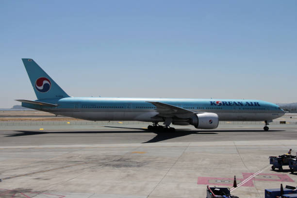 korean air boeing 777-300 at san francisco international airport - san francisco international airport san francisco bay area sfo airplane imagens e fotografias de stock