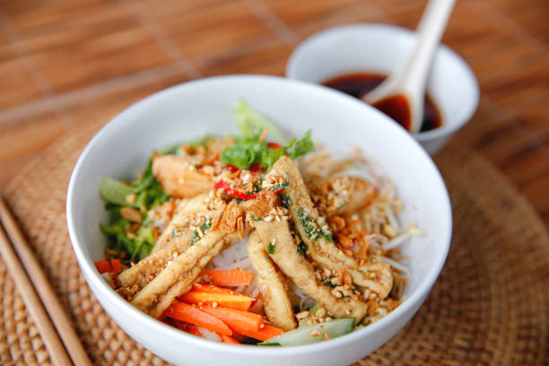Close up shot of vegetarian Bún thịt nướng noodle topped with fried tofu